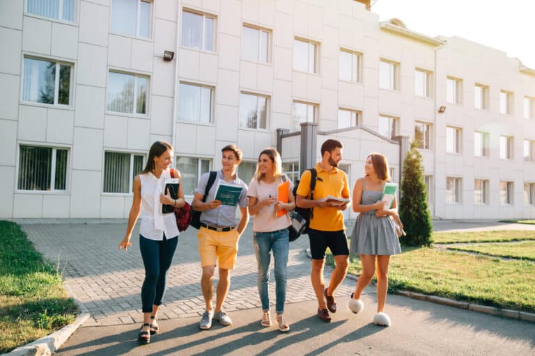 estudiantes caminando juntos