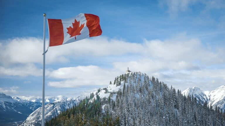 canada montañas y bandera