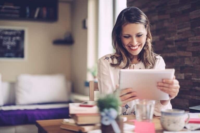 mujer sonriendo mirando su seguro médico