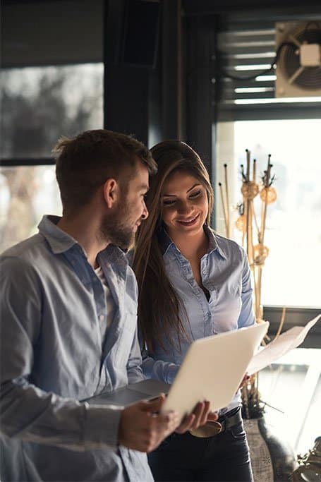 hombre y mujer haciendo negocios