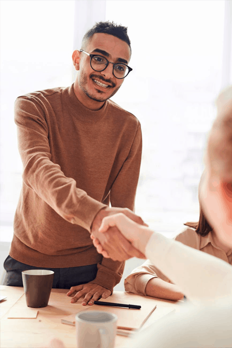 Personas estrechándose la mano