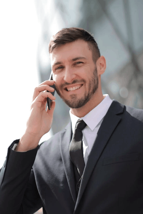 Joven de traje hablando por celular