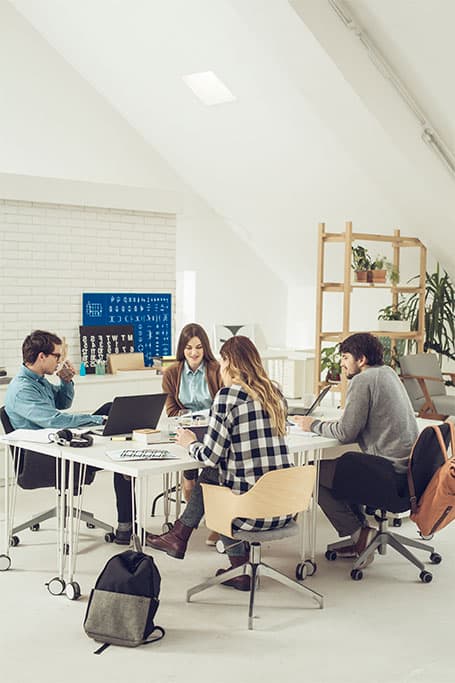 jóvenes en un escritorio trabajando o estudiando