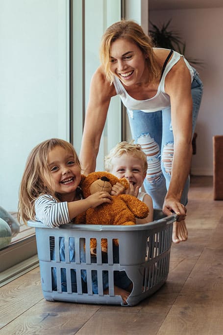 mujer riendo con dos niños