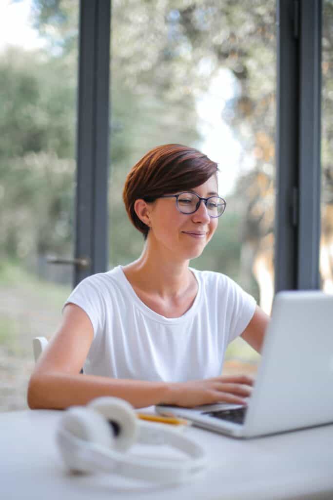 Joven frente a una laptop