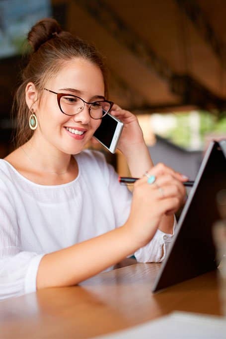 emprendedora hablando por telefono