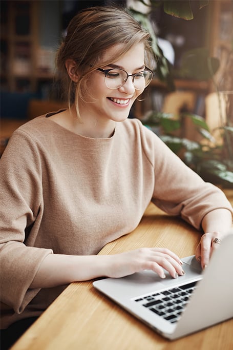 Estudiante frente a laptop