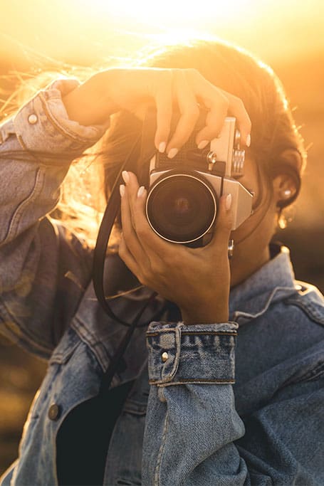 Mujer sacando una foto