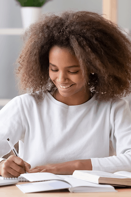 estudiante escribiendo