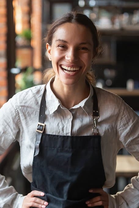 chica con delantal de trabajo