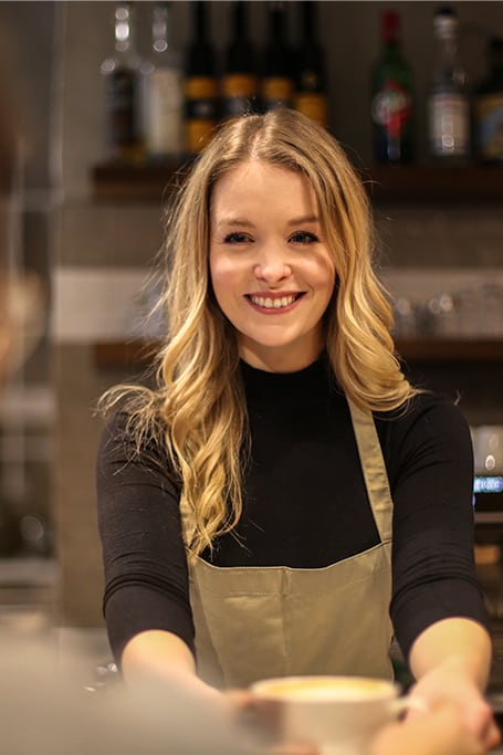 chica sirviendo café