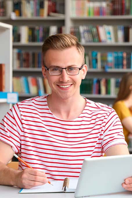 joven escribiendo en cuaderno