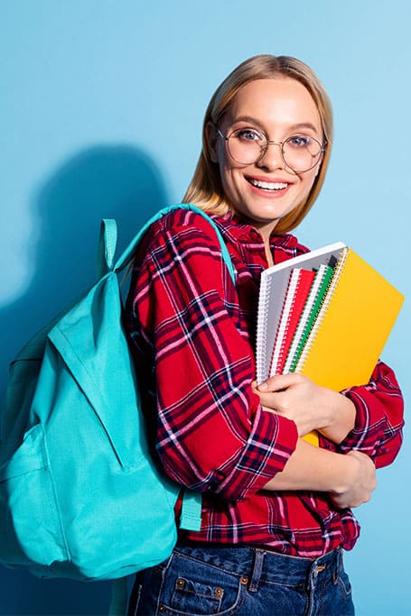 estudiante feliz cargando libros