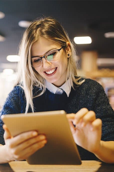 mujer frente a tablet