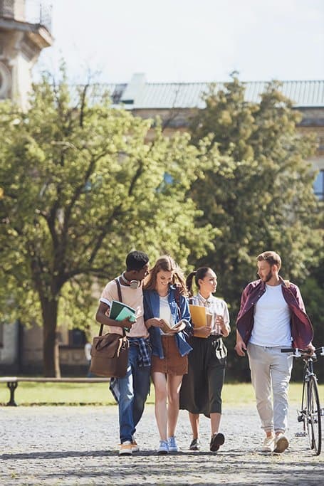 jovenes estudiantes paseando