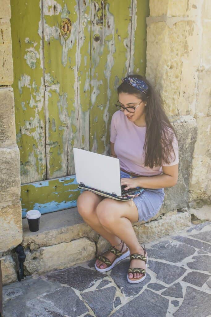 joven estudiando frente a una laptop