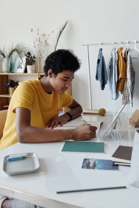 joven estudiando