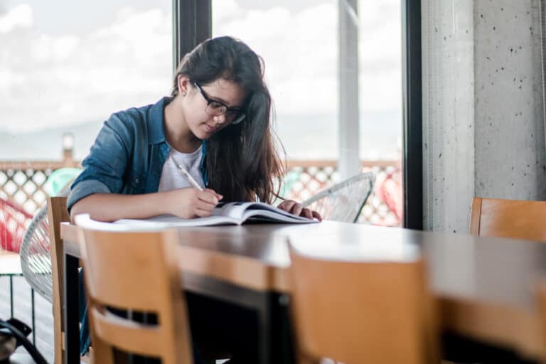 joven escribiendo muy concentrada