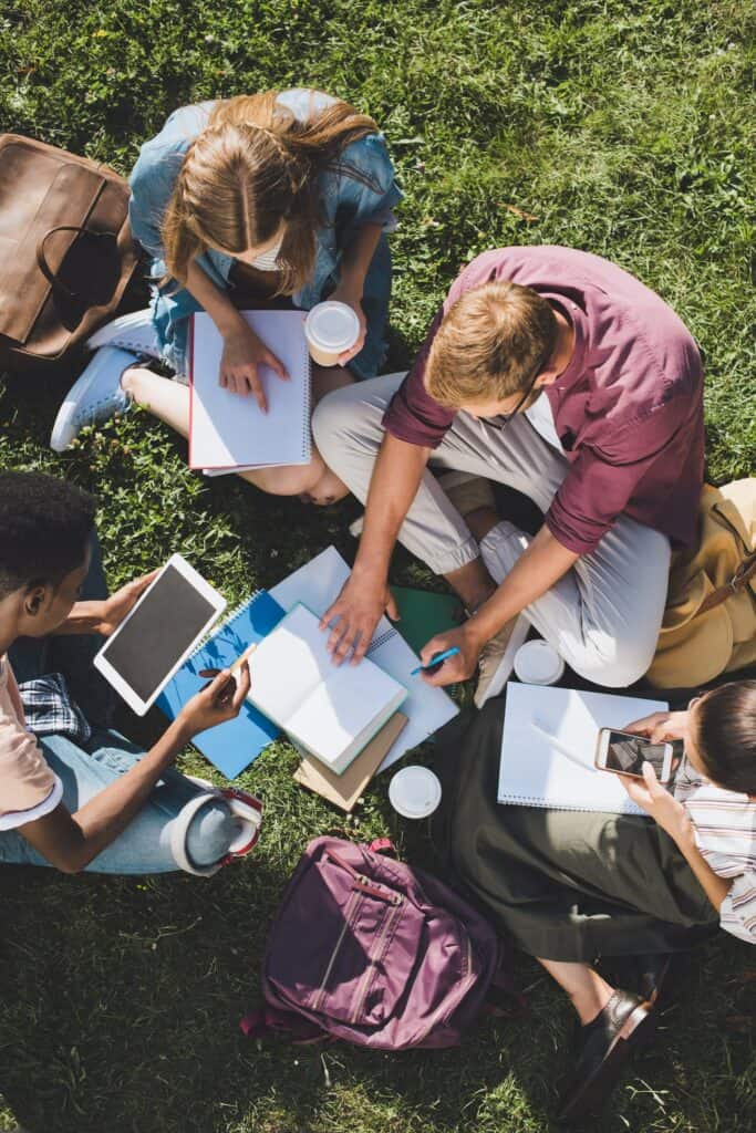 jóvenes estudiando al aire libre