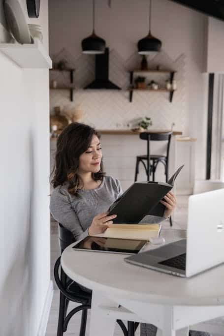 mujer leyendo