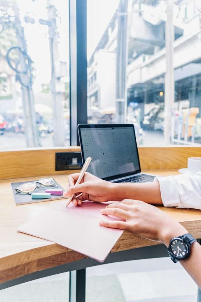 mujer escribiendo