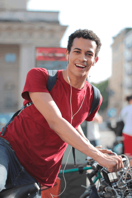 Joven en bicicleta