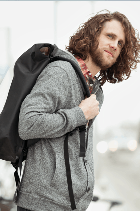 Joven con una mochila en el hombro