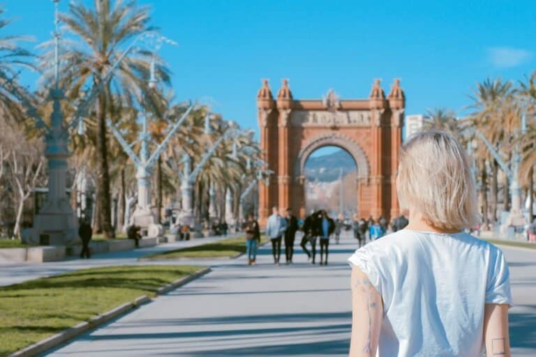 Joven frente al arco del triunfo en Barcelona