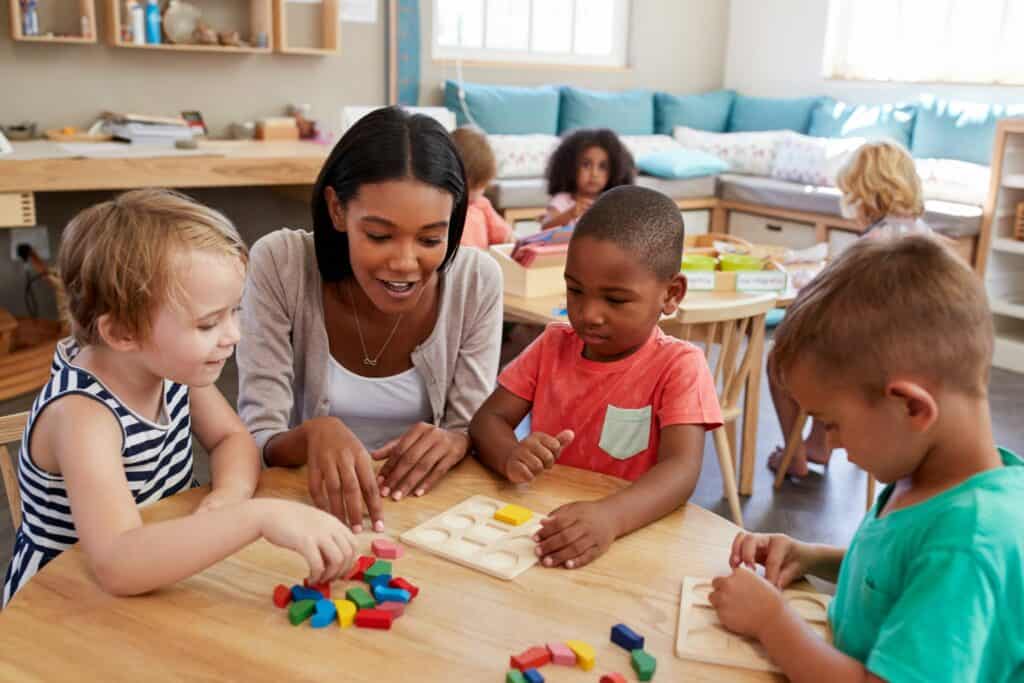 Docente enseñando a infantes