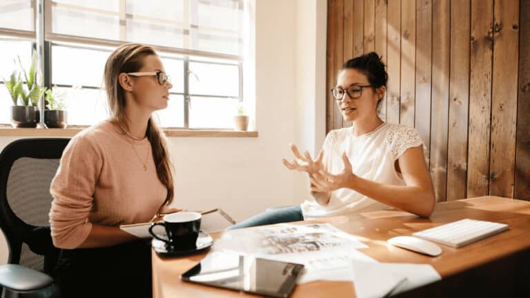 Dos mujeres estudiando comunicación