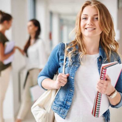 Mujer sosteniendo sus cuadernos