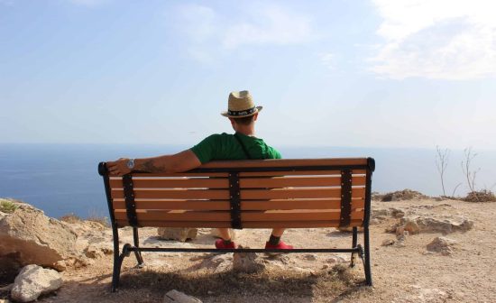 Hombre sentado mirando el horizonte