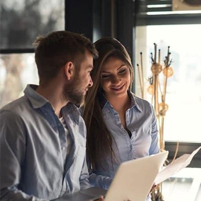 hombre y mujer haciendo negocios