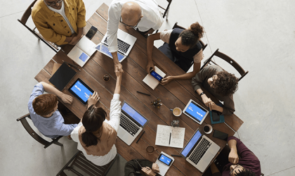 personas en reunión haciendo negocios