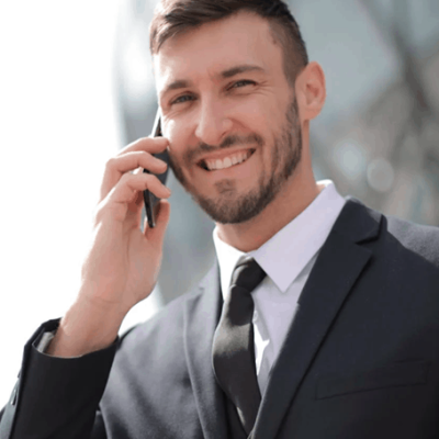 Joven de traje hablando por celular