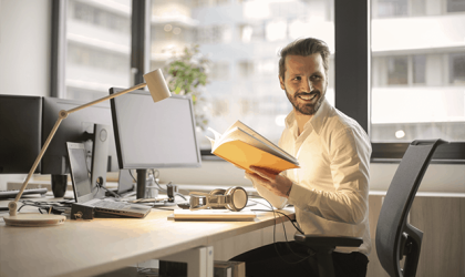 Hombre en su oficina leyendo