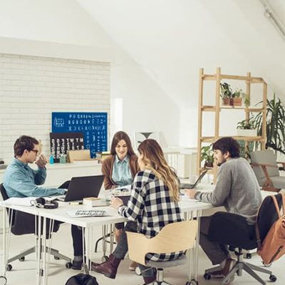 jóvenes en un escritorio trabajando o estudiando