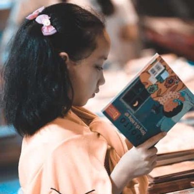 niña leyendo