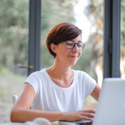 Joven frente a una laptop