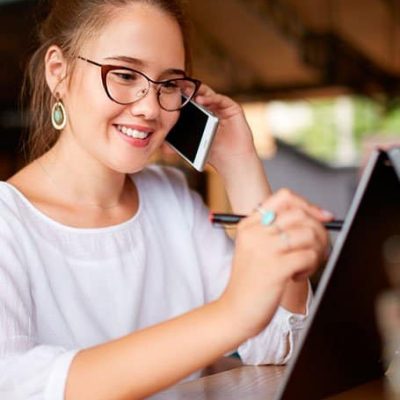 emprendedora hablando por telefono