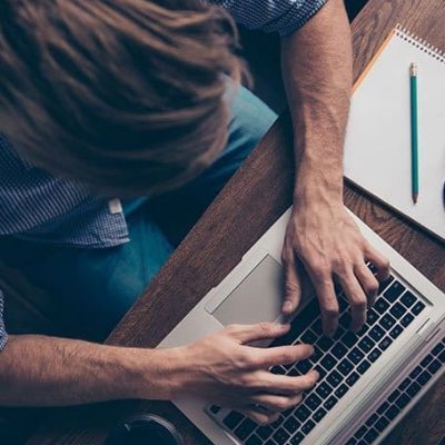 hombre escribiendo en computadora