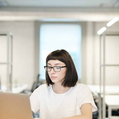 Mujer frente a una laptop