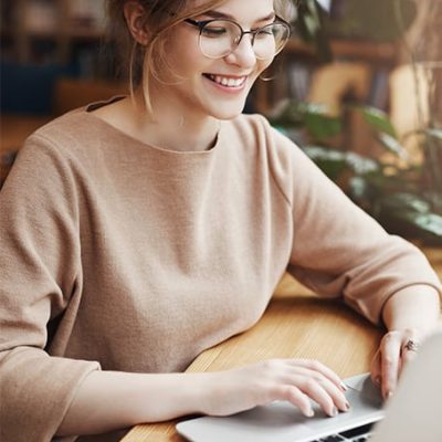 Estudiante frente a laptop