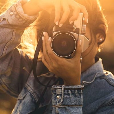 Mujer sacando una foto