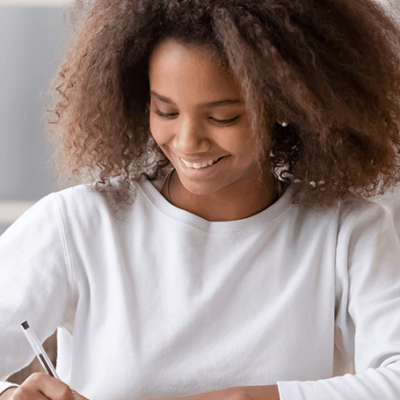 estudiante escribiendo