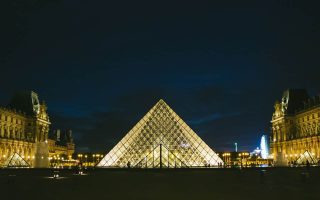 Museo de Louvre de París de noche