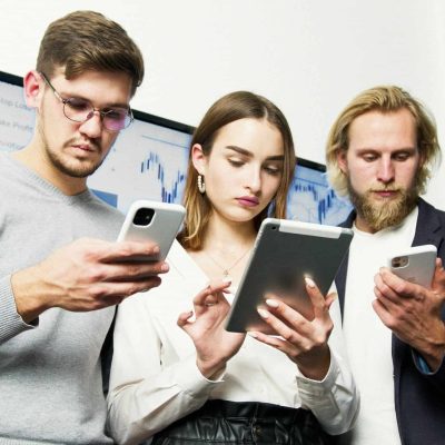 Jóvenes estudiantes leyendo en sus dispositivos