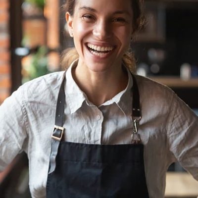 chica con delantal de trabajo