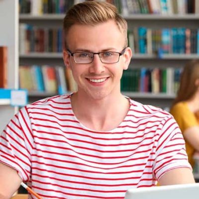 joven escribiendo en cuaderno