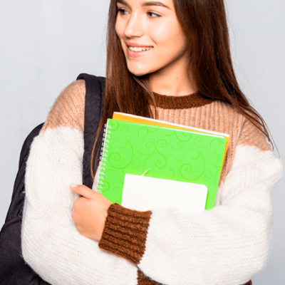 estudiante cargando libros